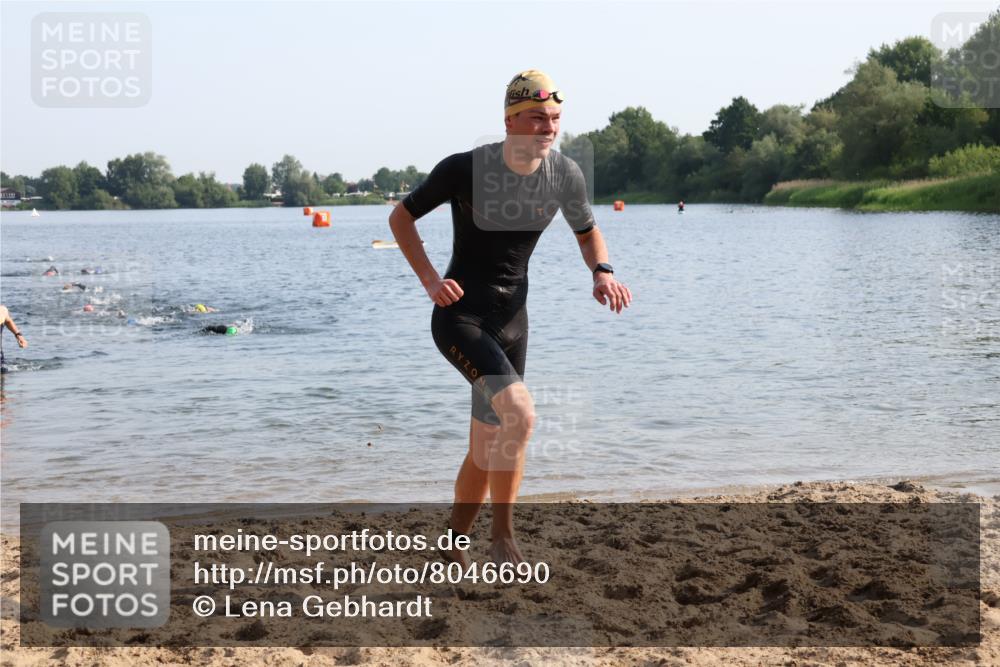 15.06.2025 - 27. Vierlanden-Triathlon Lena Gebhardt http://msf.ph/oto/8046690 15.06.2025 08:43:33 Schwimmen 32, 65, 74, 148 meine-sportfotos.de