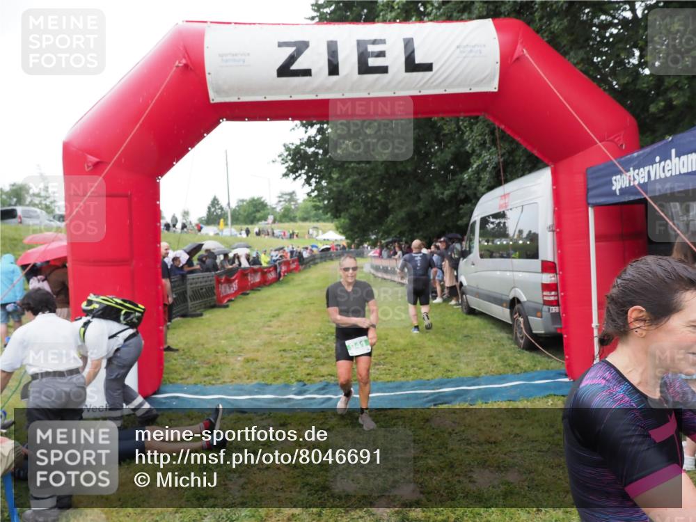 21.06.2025 - 27. Vierlanden-Triathlon MichiJ http://msf.ph/oto/8046691 15.06.2026 14:05:16 Ziel 228, 941 meine-sportfotos.de