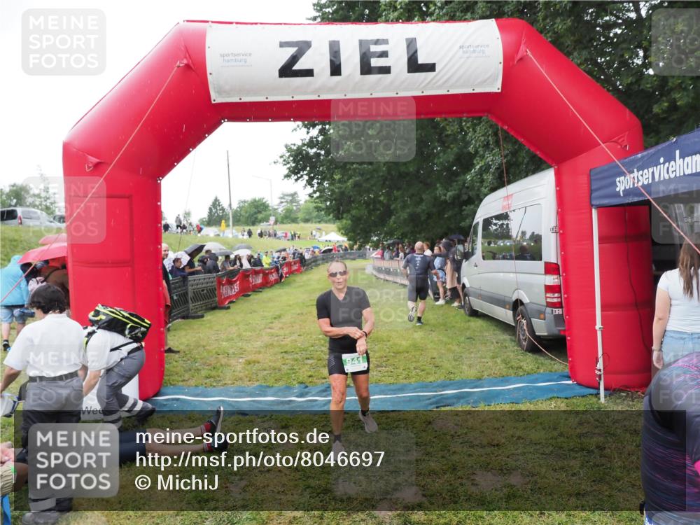 21.06.2025 - 27. Vierlanden-Triathlon MichiJ http://msf.ph/oto/8046697 15.06.2026 14:05:16 Ziel 228, 941 meine-sportfotos.de