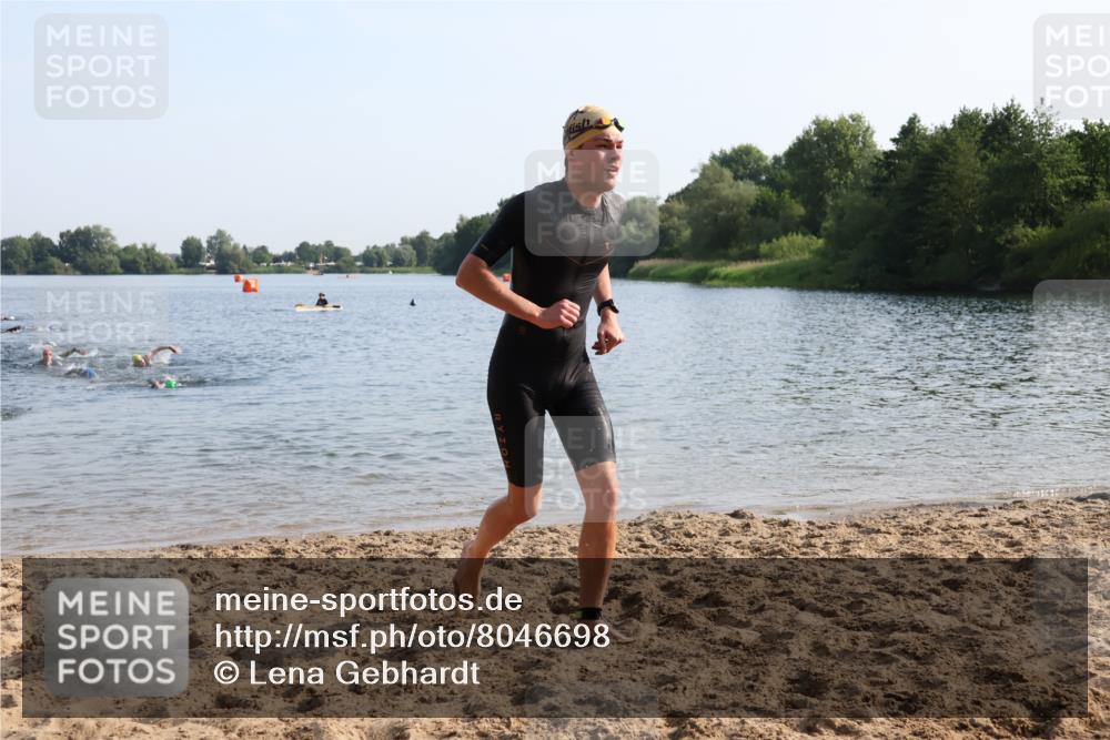 15.06.2025 - 27. Vierlanden-Triathlon Lena Gebhardt http://msf.ph/oto/8046698 15.06.2025 08:43:34 Schwimmen 32, 65, 74, 148 meine-sportfotos.de