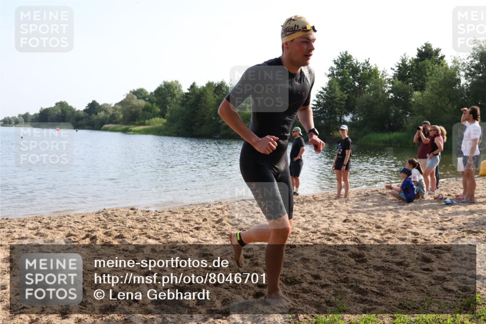 15.06.2025 - 27. Vierlanden-Triathlon Lena Gebhardt http://msf.ph/oto/8046701 15.06.2025 08:43:35 Schwimmen 32, 65, 74 meine-sportfotos.de