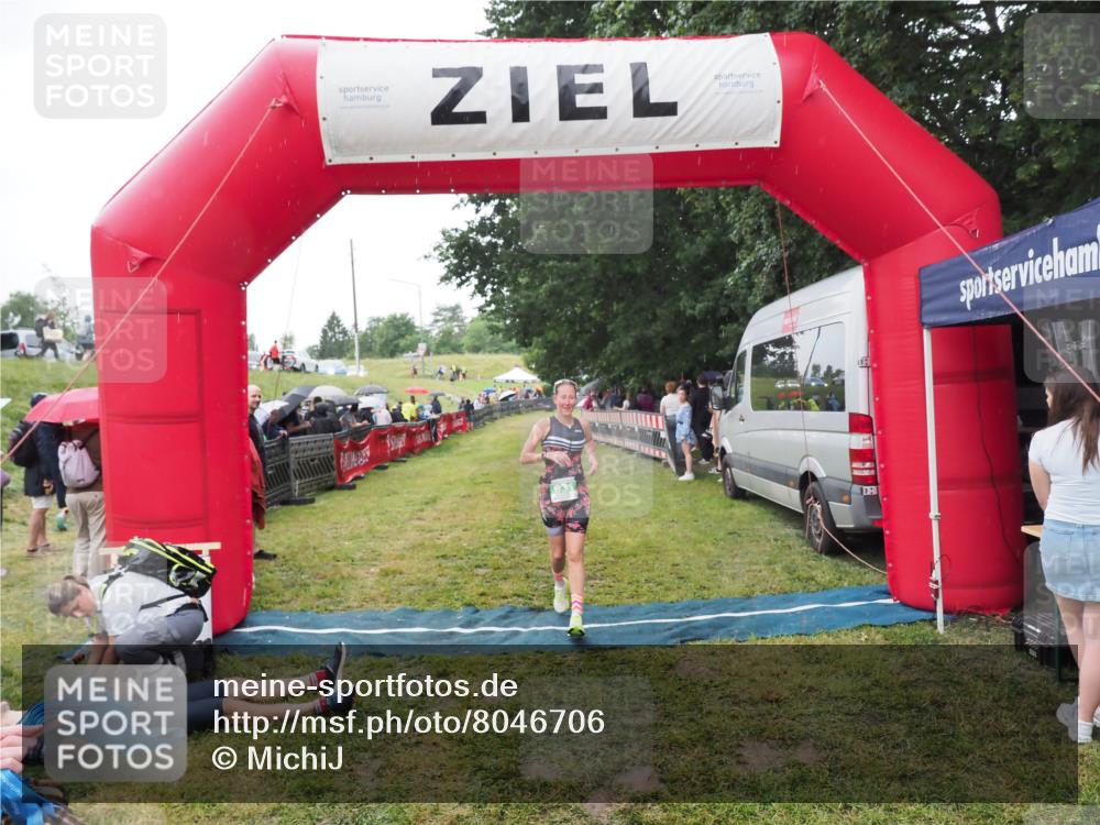 21.06.2025 - 27. Vierlanden-Triathlon MichiJ http://msf.ph/oto/8046706 15.06.2026 14:05:39 Ziel 931 meine-sportfotos.de