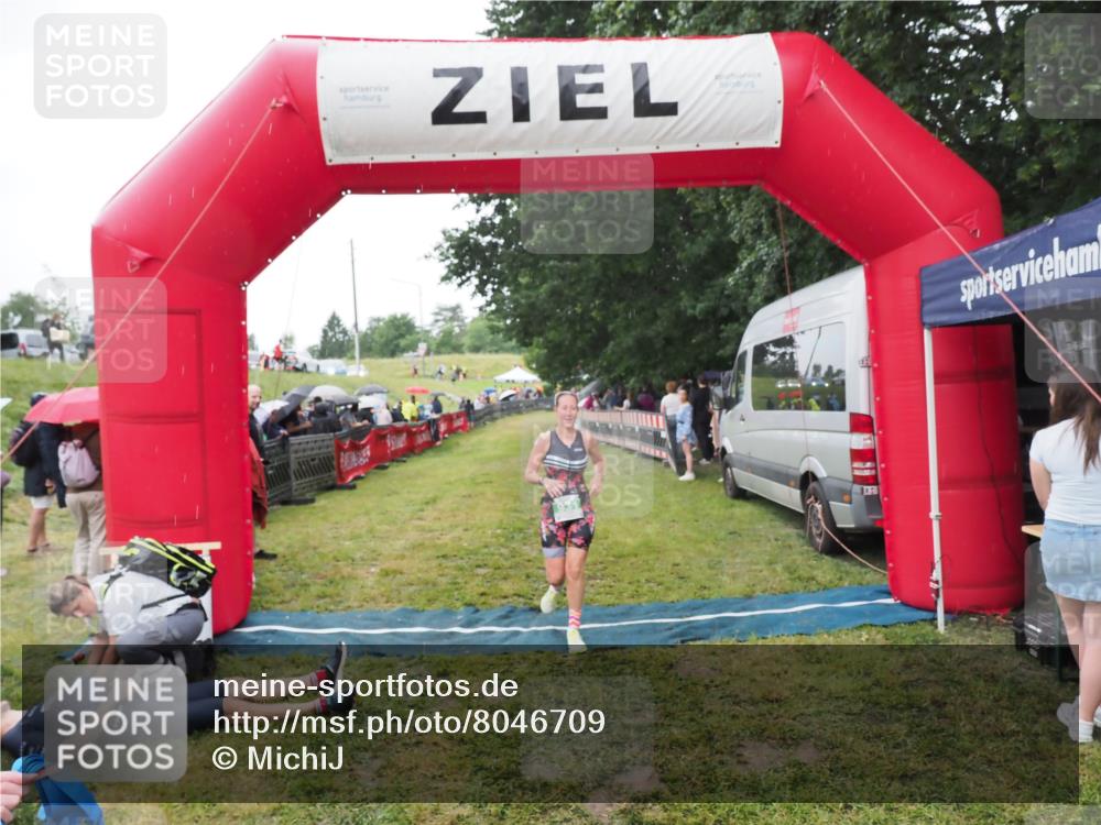 21.06.2025 - 27. Vierlanden-Triathlon MichiJ http://msf.ph/oto/8046709 15.06.2026 14:05:39 Ziel 931 meine-sportfotos.de