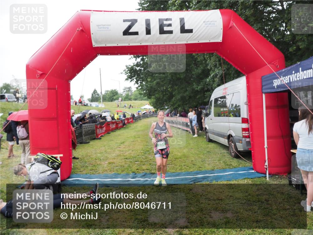 21.06.2025 - 27. Vierlanden-Triathlon MichiJ http://msf.ph/oto/8046711 15.06.2026 14:05:39 Ziel 931 meine-sportfotos.de