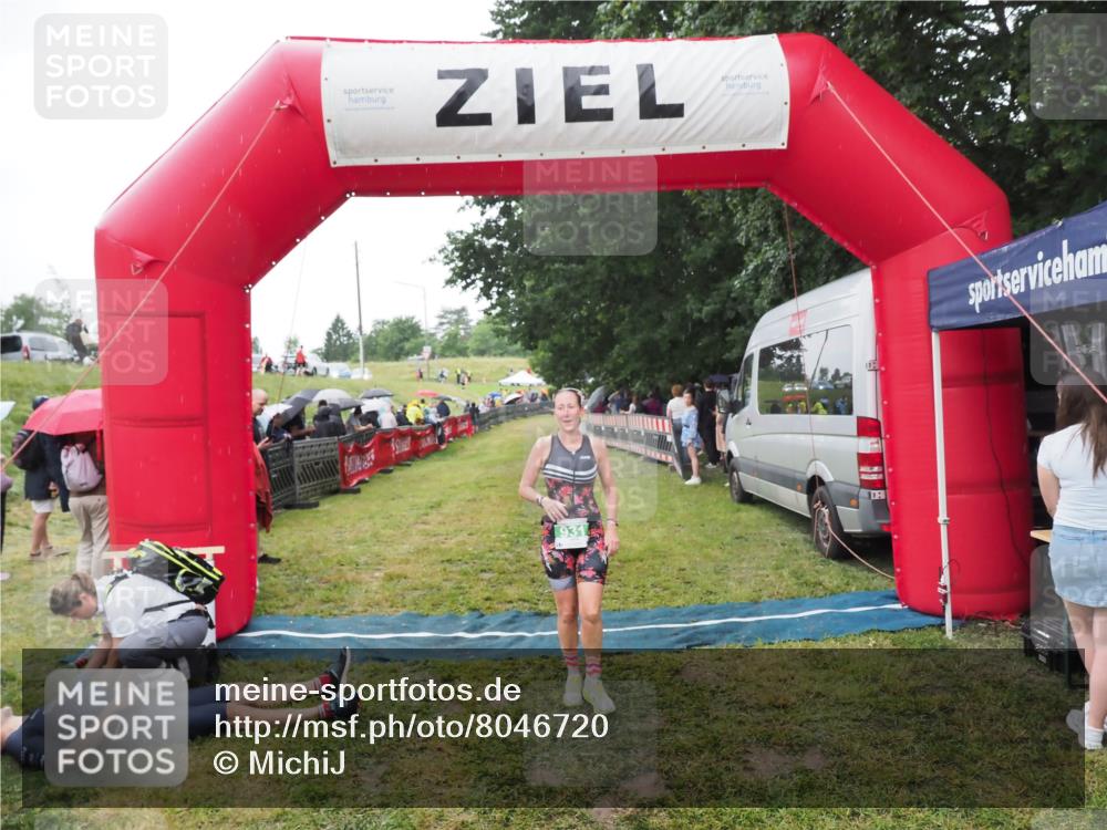 21.06.2025 - 27. Vierlanden-Triathlon MichiJ http://msf.ph/oto/8046720 15.06.2026 14:05:40 Ziel 931 meine-sportfotos.de