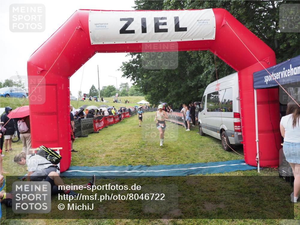 21.06.2025 - 27. Vierlanden-Triathlon MichiJ http://msf.ph/oto/8046722 15.06.2026 14:06:06 Ziel 209, 229 meine-sportfotos.de