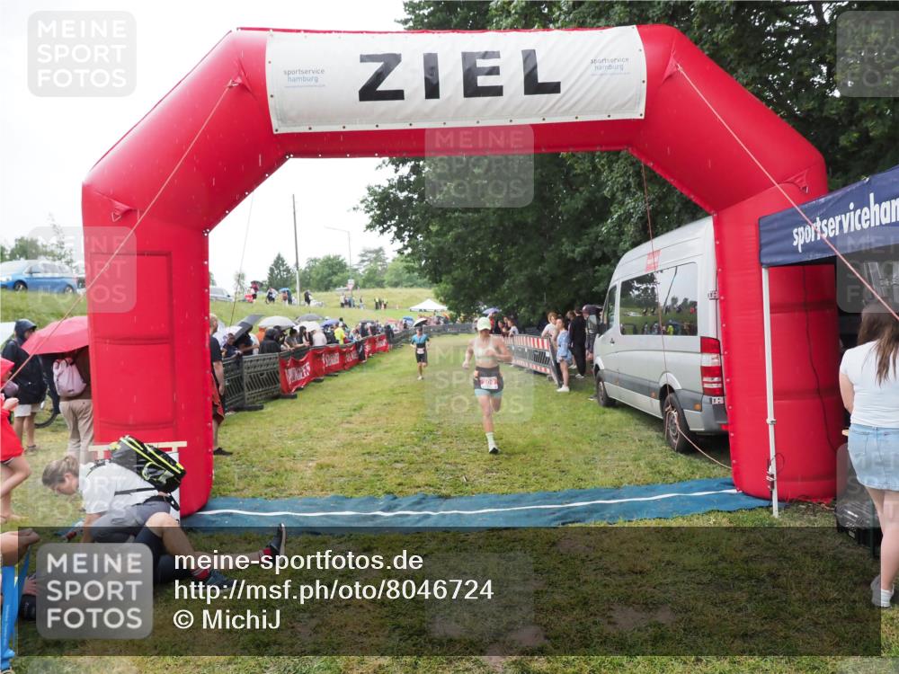 21.06.2025 - 27. Vierlanden-Triathlon MichiJ http://msf.ph/oto/8046724 15.06.2026 14:06:06 Ziel 209, 229 meine-sportfotos.de