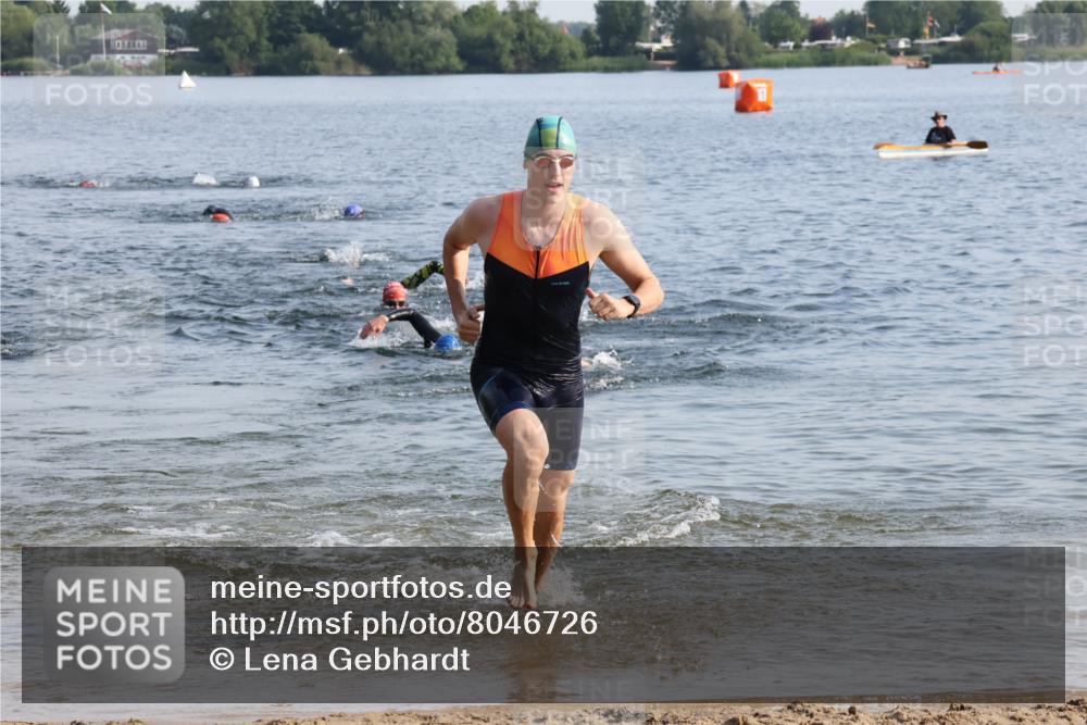 15.06.2025 - 27. Vierlanden-Triathlon Lena Gebhardt http://msf.ph/oto/8046726 15.06.2025 08:43:38 Schwimmen 32, 65, 74 meine-sportfotos.de