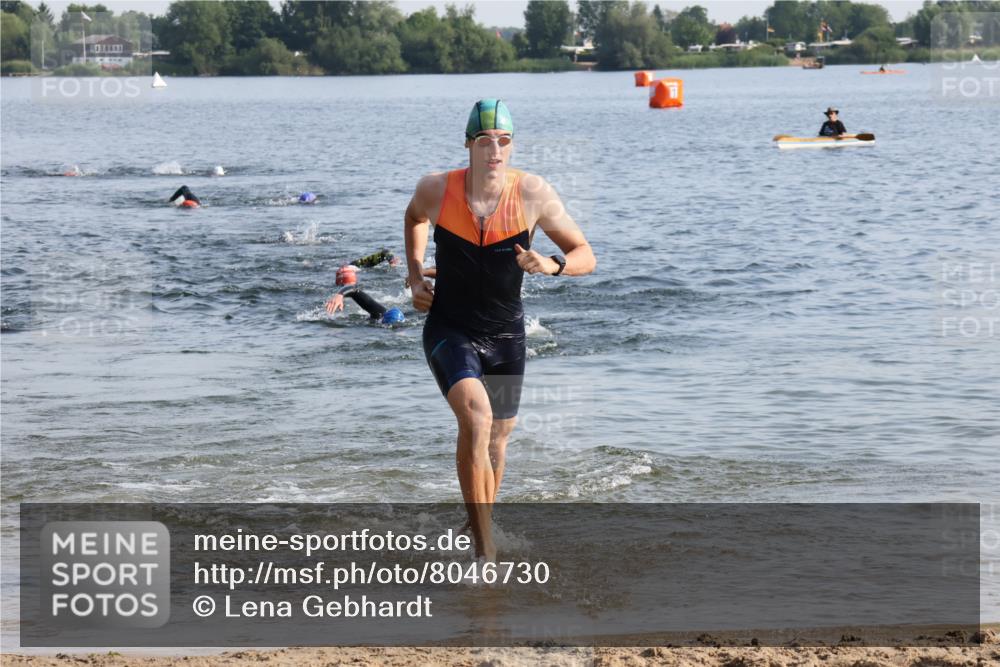 15.06.2025 - 27. Vierlanden-Triathlon Lena Gebhardt http://msf.ph/oto/8046730 15.06.2025 08:43:38 Schwimmen 32, 65, 74 meine-sportfotos.de