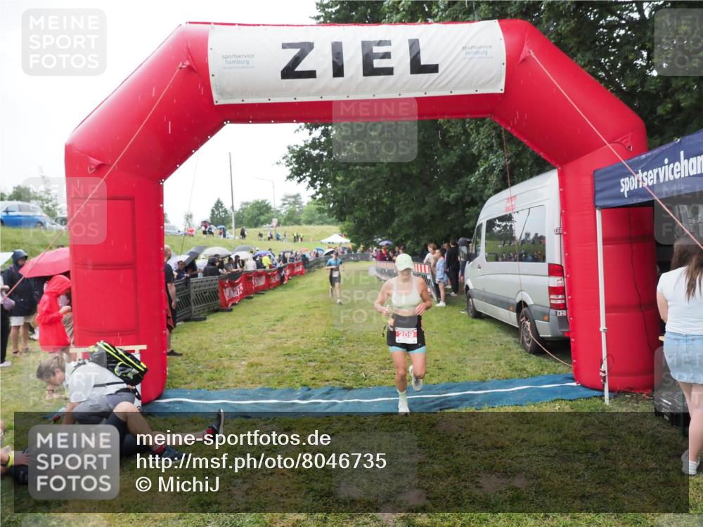 21.06.2025 - 27. Vierlanden-Triathlon MichiJ http://msf.ph/oto/8046735 15.06.2026 14:06:07 Ziel 209, 229 meine-sportfotos.de
