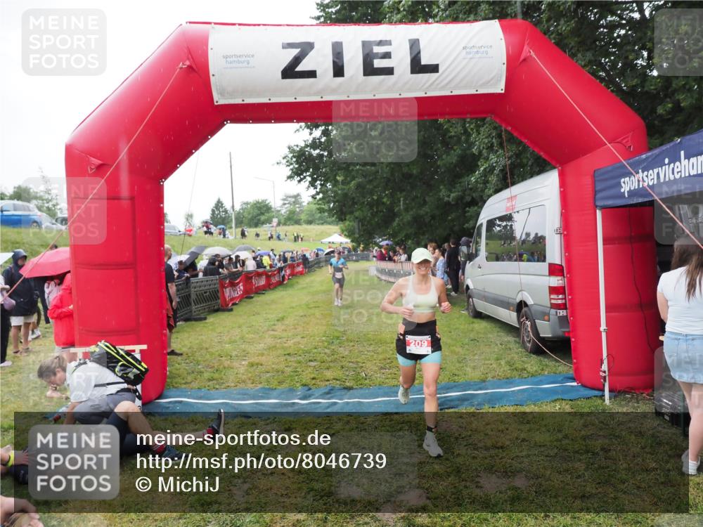 21.06.2025 - 27. Vierlanden-Triathlon MichiJ http://msf.ph/oto/8046739 15.06.2026 14:06:07 Ziel 209, 229 meine-sportfotos.de
