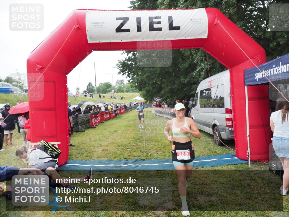 21.06.2025 - 27. Vierlanden-Triathlon MichiJ http://msf.ph/oto/8046745 15.06.2026 14:06:07 Ziel 209, 229 meine-sportfotos.de