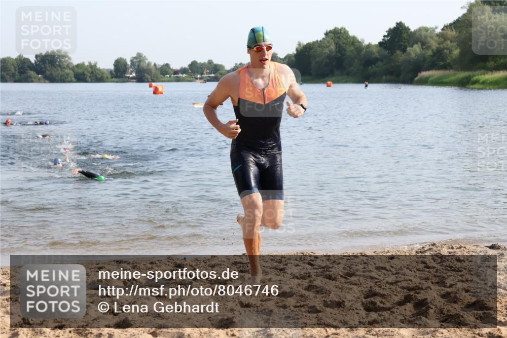 15.06.2025 - 27. Vierlanden-Triathlon Lena Gebhardt http://msf.ph/oto/8046746 15.06.2025 08:43:40 Schwimmen 32, 65, 74, 113 meine-sportfotos.de
