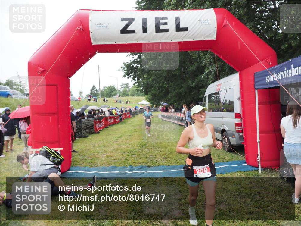 21.06.2025 - 27. Vierlanden-Triathlon MichiJ http://msf.ph/oto/8046747 15.06.2026 14:06:08 Ziel 209, 229 meine-sportfotos.de