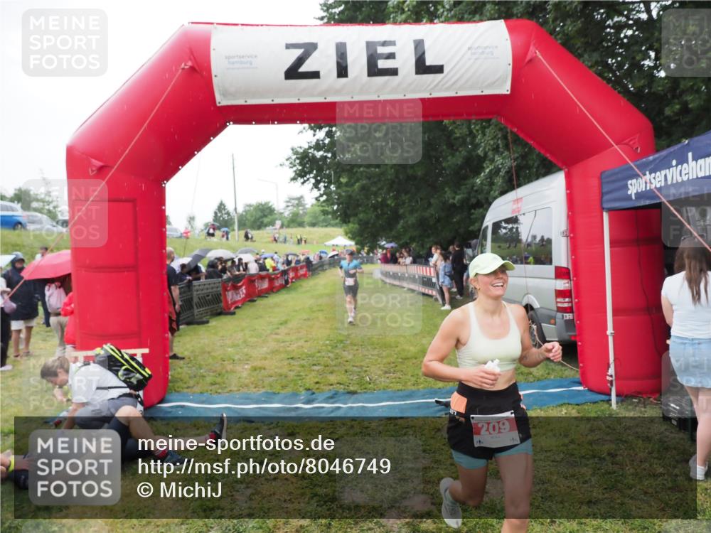 21.06.2025 - 27. Vierlanden-Triathlon MichiJ http://msf.ph/oto/8046749 15.06.2026 14:06:08 Ziel 209, 229 meine-sportfotos.de