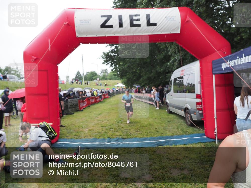 21.06.2025 - 27. Vierlanden-Triathlon MichiJ http://msf.ph/oto/8046761 15.06.2026 14:06:09 Ziel 209, 229 meine-sportfotos.de