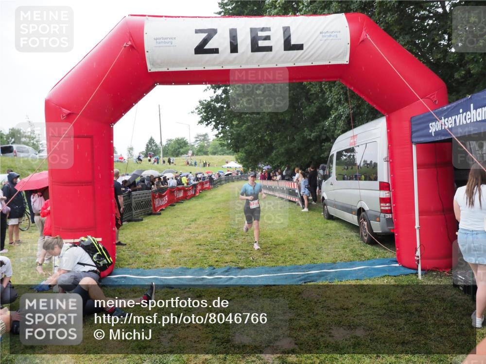 21.06.2025 - 27. Vierlanden-Triathlon MichiJ http://msf.ph/oto/8046766 15.06.2026 14:06:09 Ziel 209, 229 meine-sportfotos.de