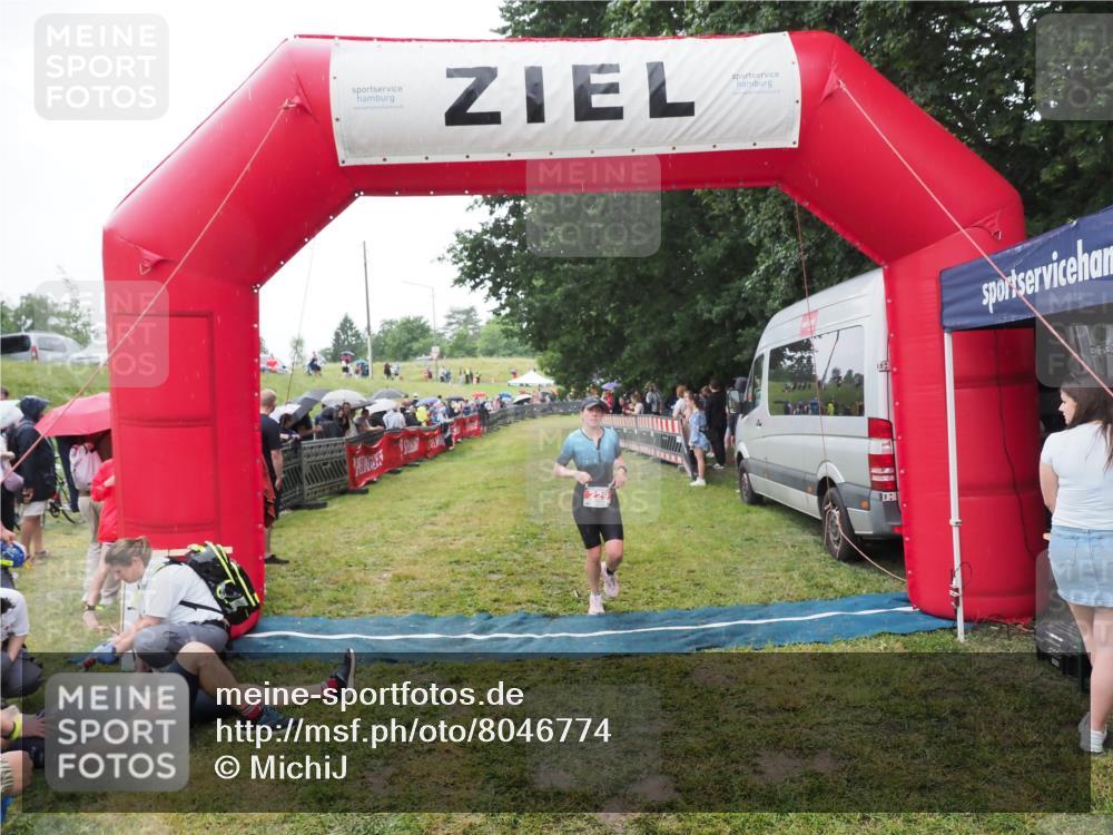 21.06.2025 - 27. Vierlanden-Triathlon MichiJ http://msf.ph/oto/8046774 15.06.2026 14:06:09 Ziel 209, 229 meine-sportfotos.de