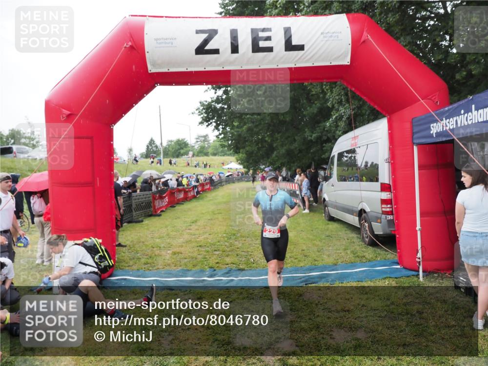 21.06.2025 - 27. Vierlanden-Triathlon MichiJ http://msf.ph/oto/8046780 15.06.2026 14:06:10 Ziel 209, 229 meine-sportfotos.de