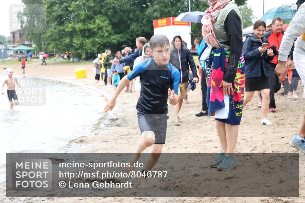 21.06.2025 - 27. Vierlanden-Triathlon Lena Gebhardt http://msf.ph/oto/8046787 15.06.2025 15:01:50 Schwimmen  meine-sportfotos.de