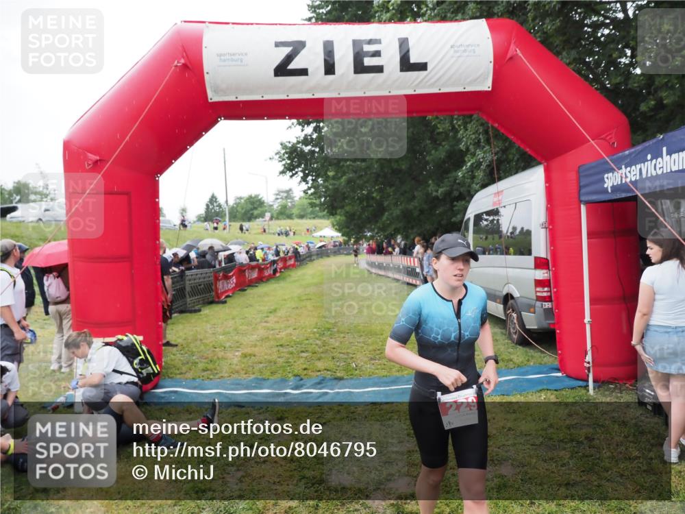 21.06.2025 - 27. Vierlanden-Triathlon MichiJ http://msf.ph/oto/8046795 15.06.2026 14:06:11 Ziel 209, 229 meine-sportfotos.de