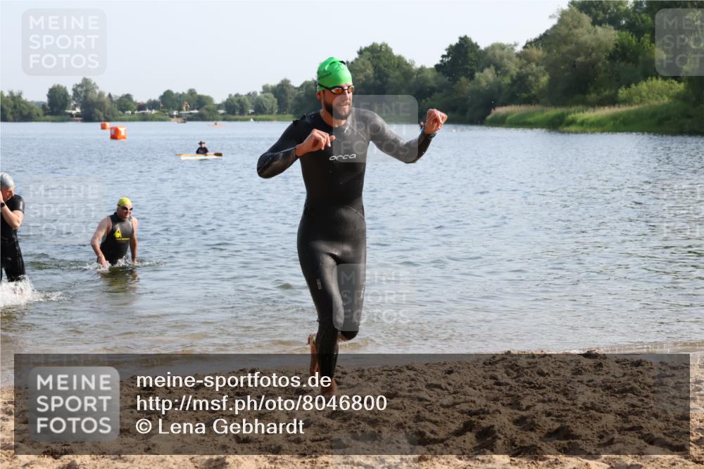 15.06.2025 - 27. Vierlanden-Triathlon Lena Gebhardt http://msf.ph/oto/8046800 15.06.2025 08:43:49 Schwimmen 23, 32, 84, 113 meine-sportfotos.de