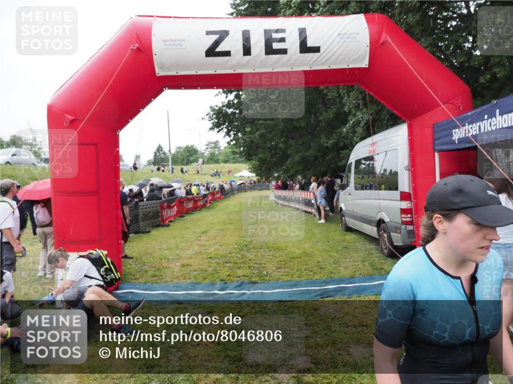 21.06.2025 - 27. Vierlanden-Triathlon MichiJ http://msf.ph/oto/8046806 15.06.2026 14:06:12 Ziel 209, 229 meine-sportfotos.de