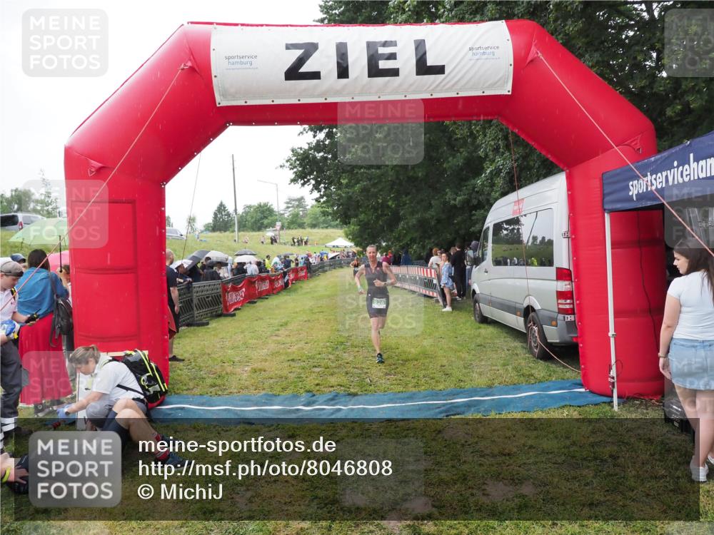 21.06.2025 - 27. Vierlanden-Triathlon MichiJ http://msf.ph/oto/8046808 15.06.2026 14:06:27 Ziel 926 meine-sportfotos.de