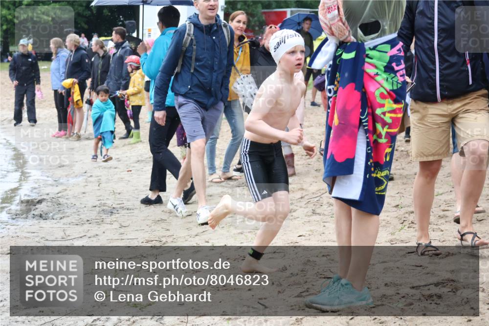21.06.2025 - 27. Vierlanden-Triathlon Lena Gebhardt http://msf.ph/oto/8046823 15.06.2025 15:01:54 Schwimmen  meine-sportfotos.de