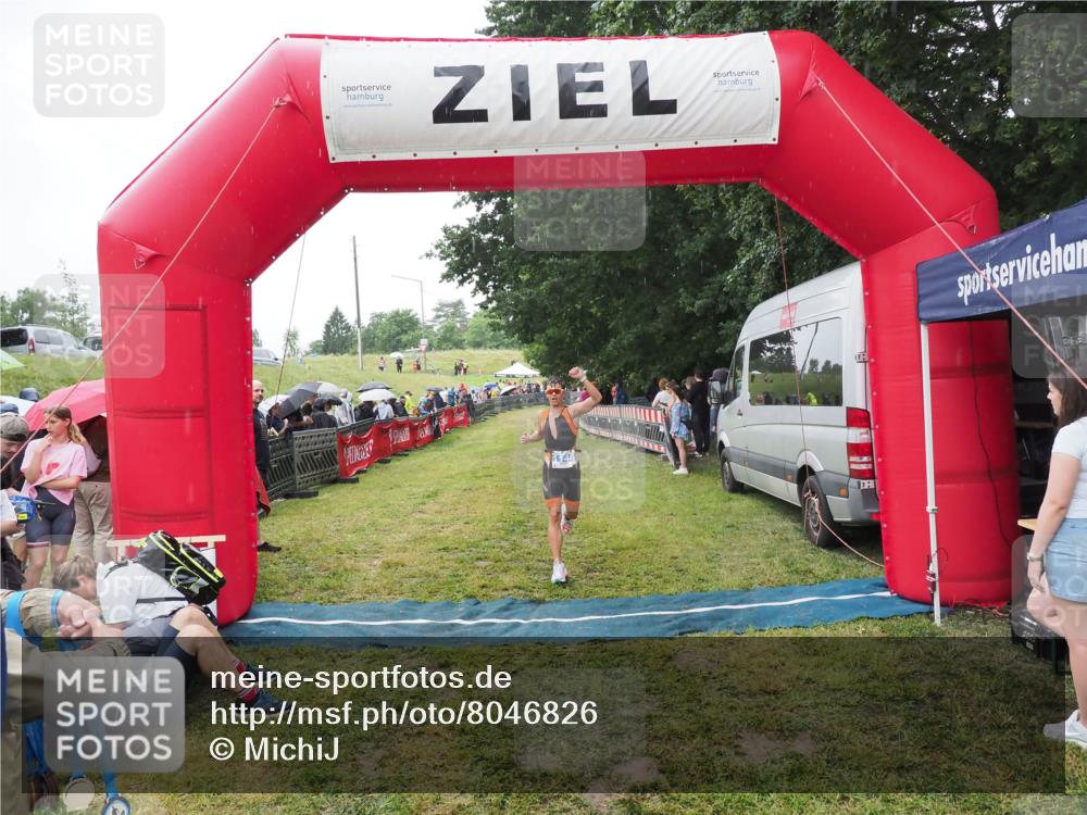 21.06.2025 - 27. Vierlanden-Triathlon MichiJ http://msf.ph/oto/8046826 15.06.2026 14:06:33 Ziel 926, 1144 meine-sportfotos.de