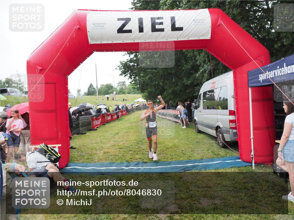21.06.2025 - 27. Vierlanden-Triathlon MichiJ http://msf.ph/oto/8046830 15.06.2026 14:06:33 Ziel 926, 1144 meine-sportfotos.de