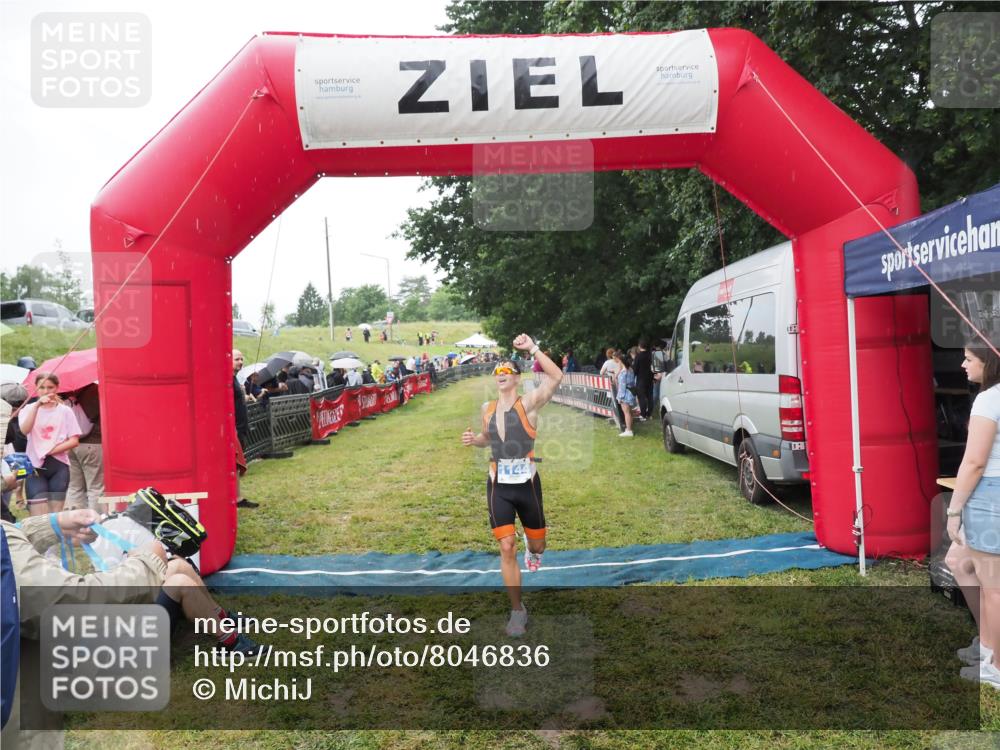 21.06.2025 - 27. Vierlanden-Triathlon MichiJ http://msf.ph/oto/8046836 15.06.2026 14:06:33 Ziel 926, 1144 meine-sportfotos.de
