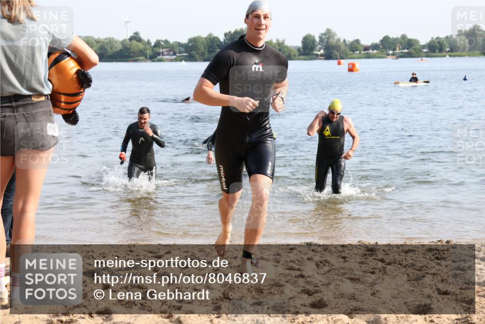 15.06.2025 - 27. Vierlanden-Triathlon Lena Gebhardt http://msf.ph/oto/8046837 15.06.2025 08:43:53 Schwimmen 23, 84, 113, 183 meine-sportfotos.de