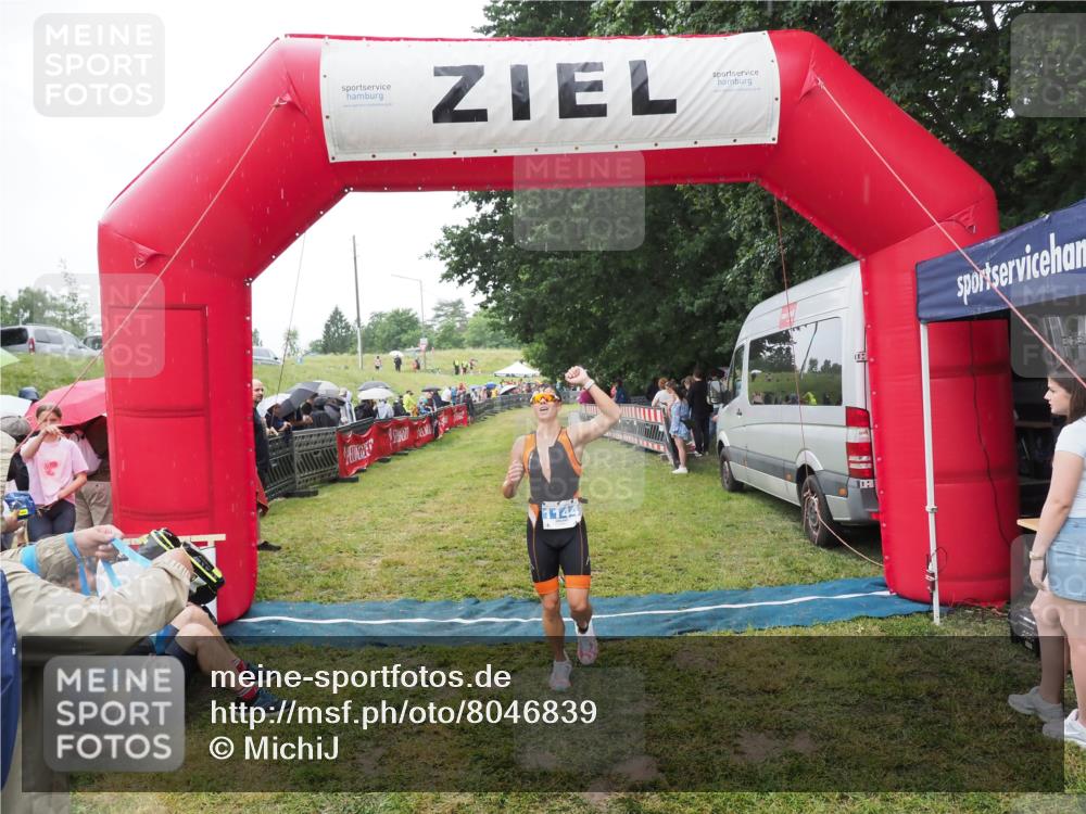21.06.2025 - 27. Vierlanden-Triathlon MichiJ http://msf.ph/oto/8046839 15.06.2026 14:06:33 Ziel 926, 1144 meine-sportfotos.de