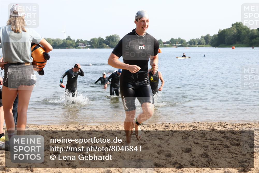 15.06.2025 - 27. Vierlanden-Triathlon Lena Gebhardt http://msf.ph/oto/8046841 15.06.2025 08:43:54 Schwimmen 23, 84, 97, 113, 153, 183 meine-sportfotos.de