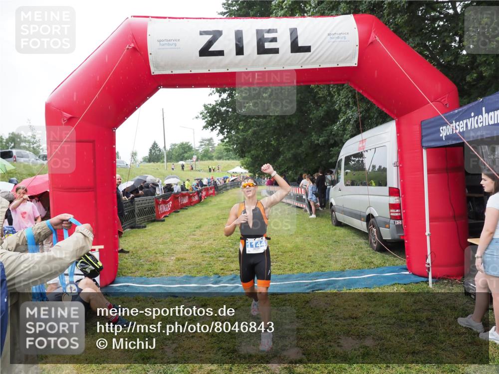 21.06.2025 - 27. Vierlanden-Triathlon MichiJ http://msf.ph/oto/8046843 15.06.2026 14:06:34 Ziel 926, 1144 meine-sportfotos.de