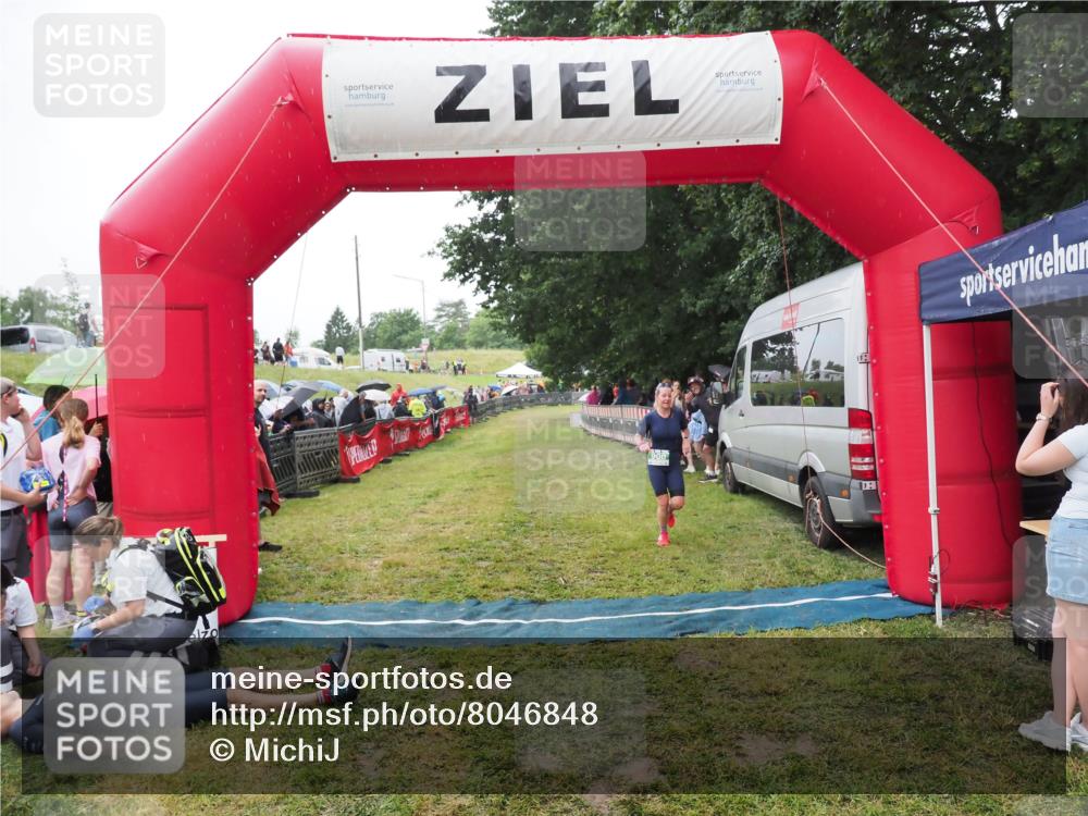 21.06.2025 - 27. Vierlanden-Triathlon MichiJ http://msf.ph/oto/8046848 15.06.2026 14:07:01 Ziel 900 meine-sportfotos.de