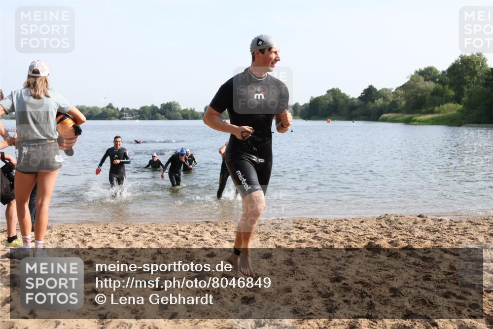 15.06.2025 - 27. Vierlanden-Triathlon Lena Gebhardt http://msf.ph/oto/8046849 15.06.2025 08:43:54 Schwimmen 23, 84, 97, 113, 153, 183 meine-sportfotos.de
