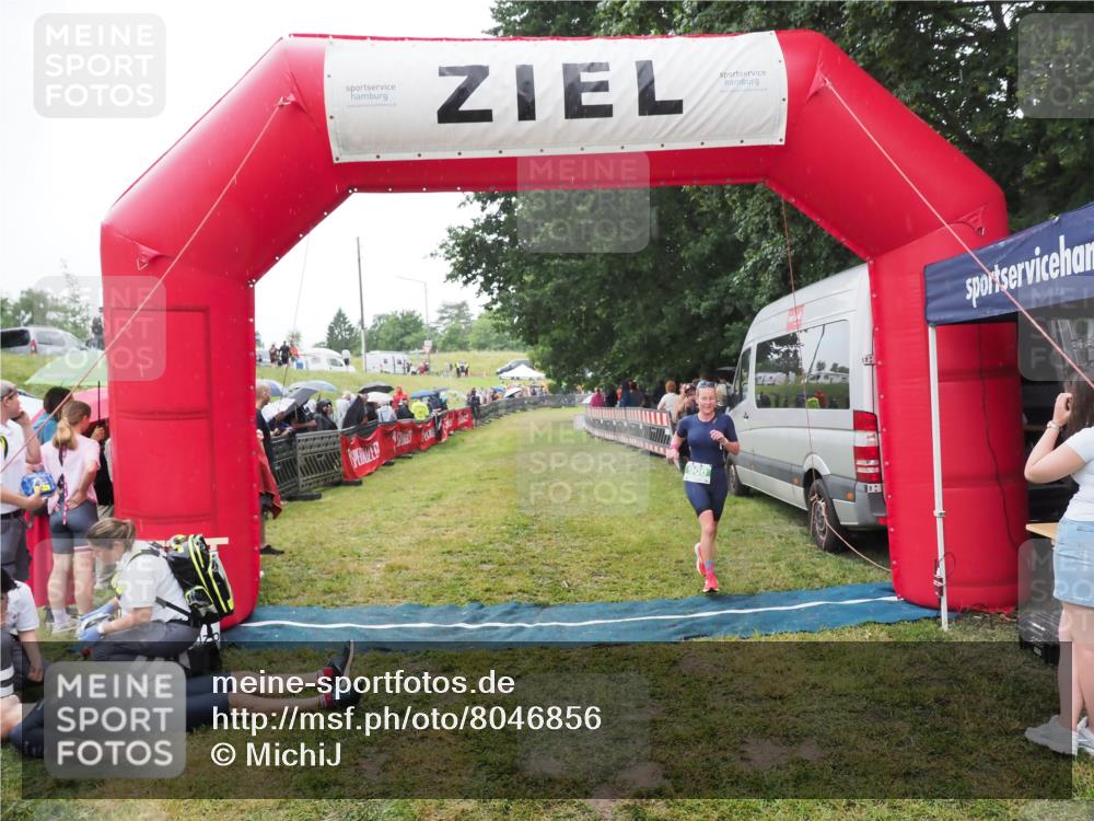 21.06.2025 - 27. Vierlanden-Triathlon MichiJ http://msf.ph/oto/8046856 15.06.2026 14:07:02 Ziel 900 meine-sportfotos.de