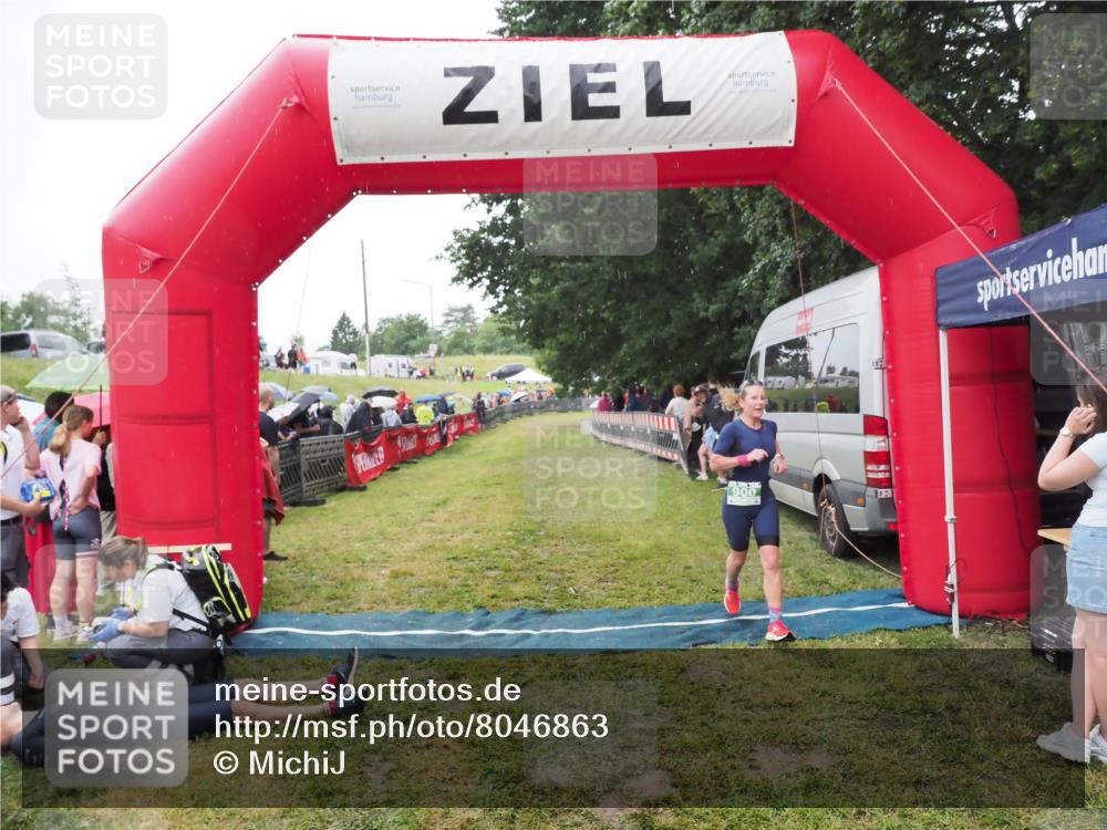 21.06.2025 - 27. Vierlanden-Triathlon MichiJ http://msf.ph/oto/8046863 15.06.2026 14:07:02 Ziel 900 meine-sportfotos.de