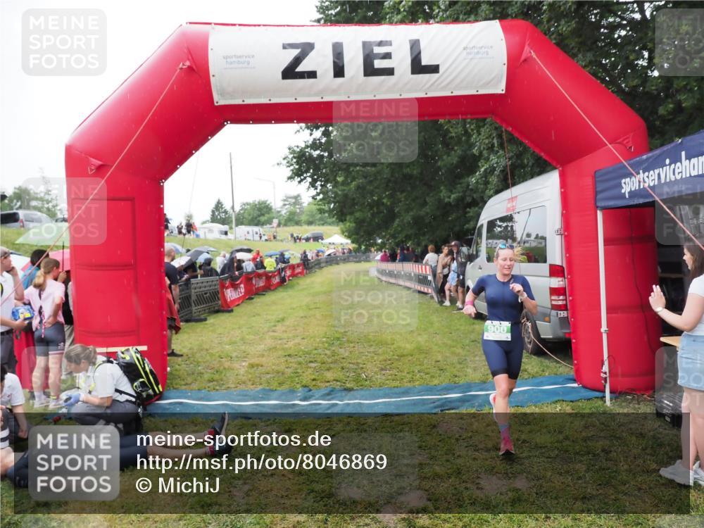 21.06.2025 - 27. Vierlanden-Triathlon MichiJ http://msf.ph/oto/8046869 15.06.2026 14:07:03 Ziel 900 meine-sportfotos.de