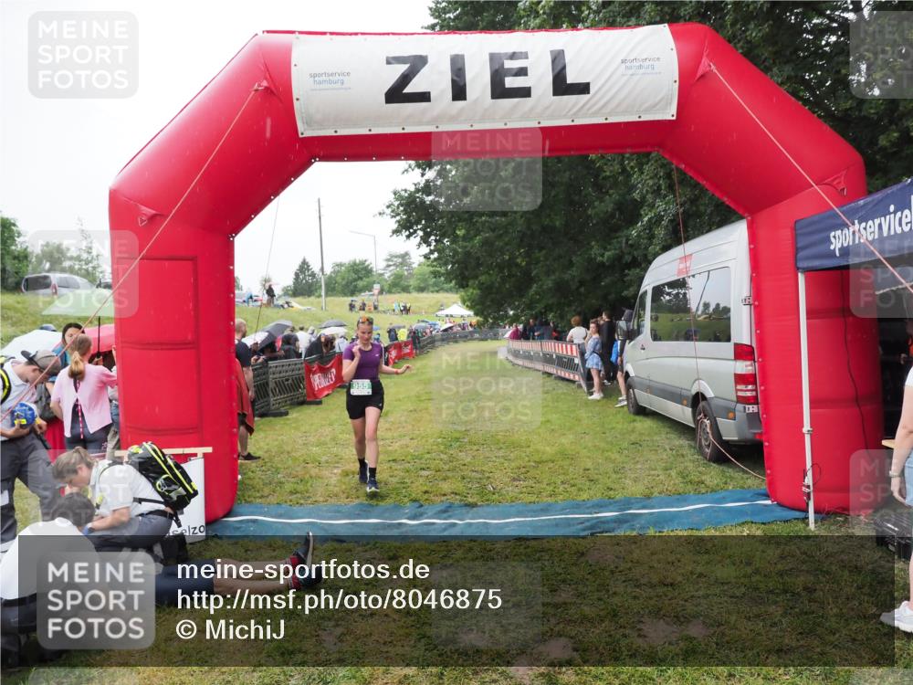 21.06.2025 - 27. Vierlanden-Triathlon MichiJ http://msf.ph/oto/8046875 15.06.2026 14:07:31 Ziel 955 meine-sportfotos.de