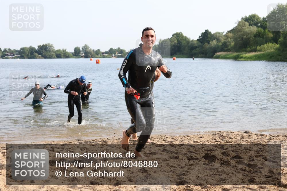 15.06.2025 - 27. Vierlanden-Triathlon Lena Gebhardt http://msf.ph/oto/8046880 15.06.2025 08:43:58 Schwimmen 23, 84, 97, 113, 153, 183 meine-sportfotos.de
