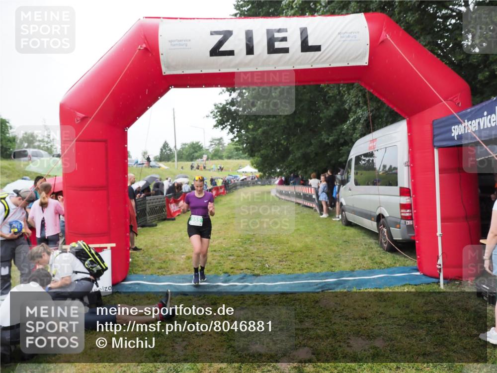21.06.2025 - 27. Vierlanden-Triathlon MichiJ http://msf.ph/oto/8046881 15.06.2026 14:07:31 Ziel 955 meine-sportfotos.de