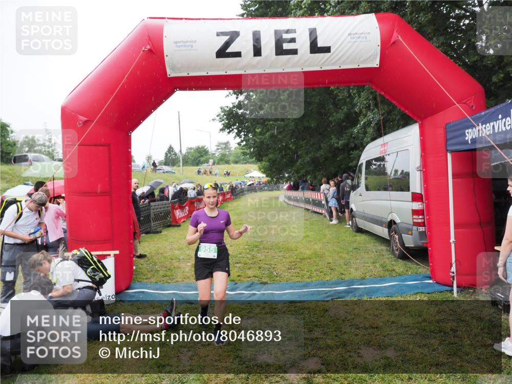 21.06.2025 - 27. Vierlanden-Triathlon MichiJ http://msf.ph/oto/8046893 15.06.2026 14:07:32 Ziel 955 meine-sportfotos.de