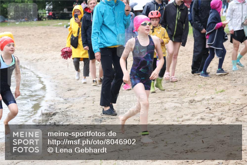 21.06.2025 - 27. Vierlanden-Triathlon Lena Gebhardt http://msf.ph/oto/8046902 15.06.2025 15:02:13 Schwimmen  meine-sportfotos.de