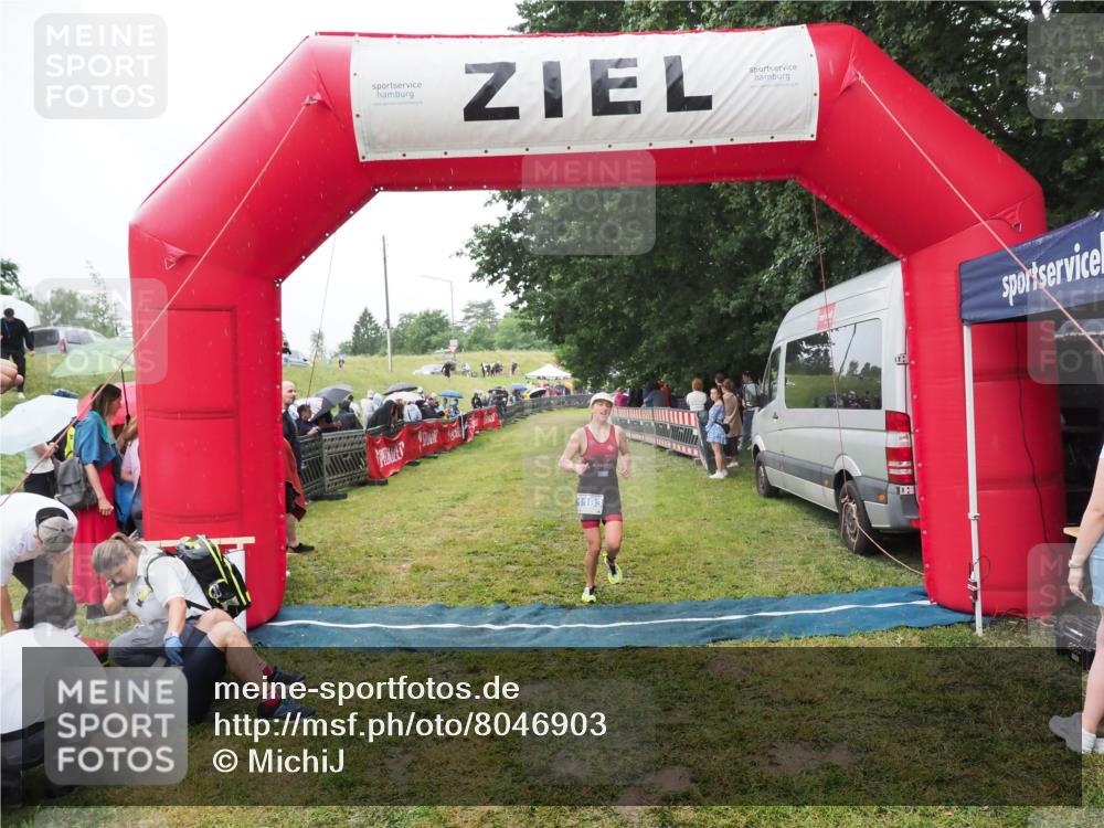 21.06.2025 - 27. Vierlanden-Triathlon MichiJ http://msf.ph/oto/8046903 15.06.2026 14:08:03 Ziel 1183 meine-sportfotos.de
