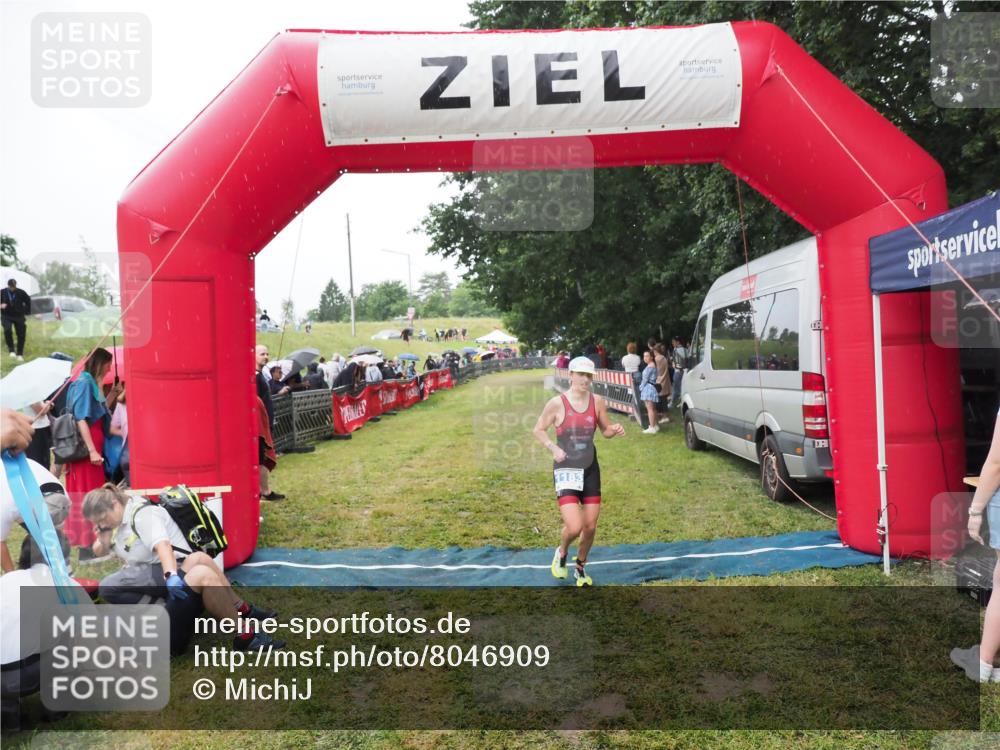 21.06.2025 - 27. Vierlanden-Triathlon MichiJ http://msf.ph/oto/8046909 15.06.2026 14:08:03 Ziel 1183 meine-sportfotos.de