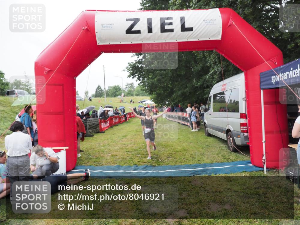 21.06.2025 - 27. Vierlanden-Triathlon MichiJ http://msf.ph/oto/8046921 15.06.2026 14:09:06 Ziel 218, 1180, 1230 meine-sportfotos.de