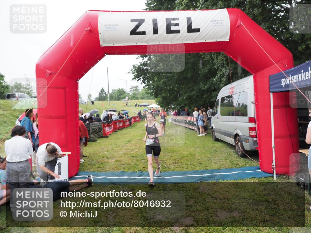 21.06.2025 - 27. Vierlanden-Triathlon MichiJ http://msf.ph/oto/8046932 15.06.2026 14:09:06 Ziel 218, 1180, 1230 meine-sportfotos.de